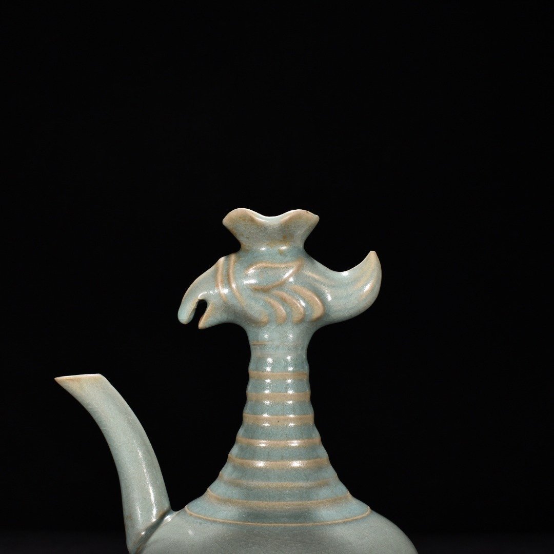 Song Dynasty Ru kiln azure glazed eagle head pot