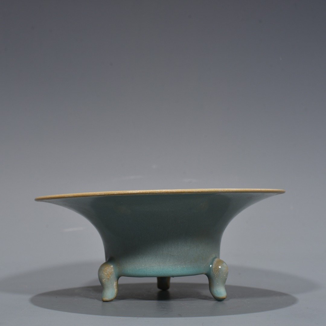 Song Dynasty Ru kiln Fenghua style three-legged furnace