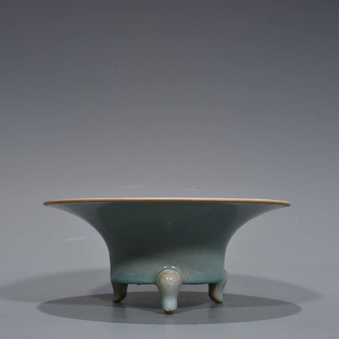 Song Dynasty Ru kiln Fenghua style three-legged furnace