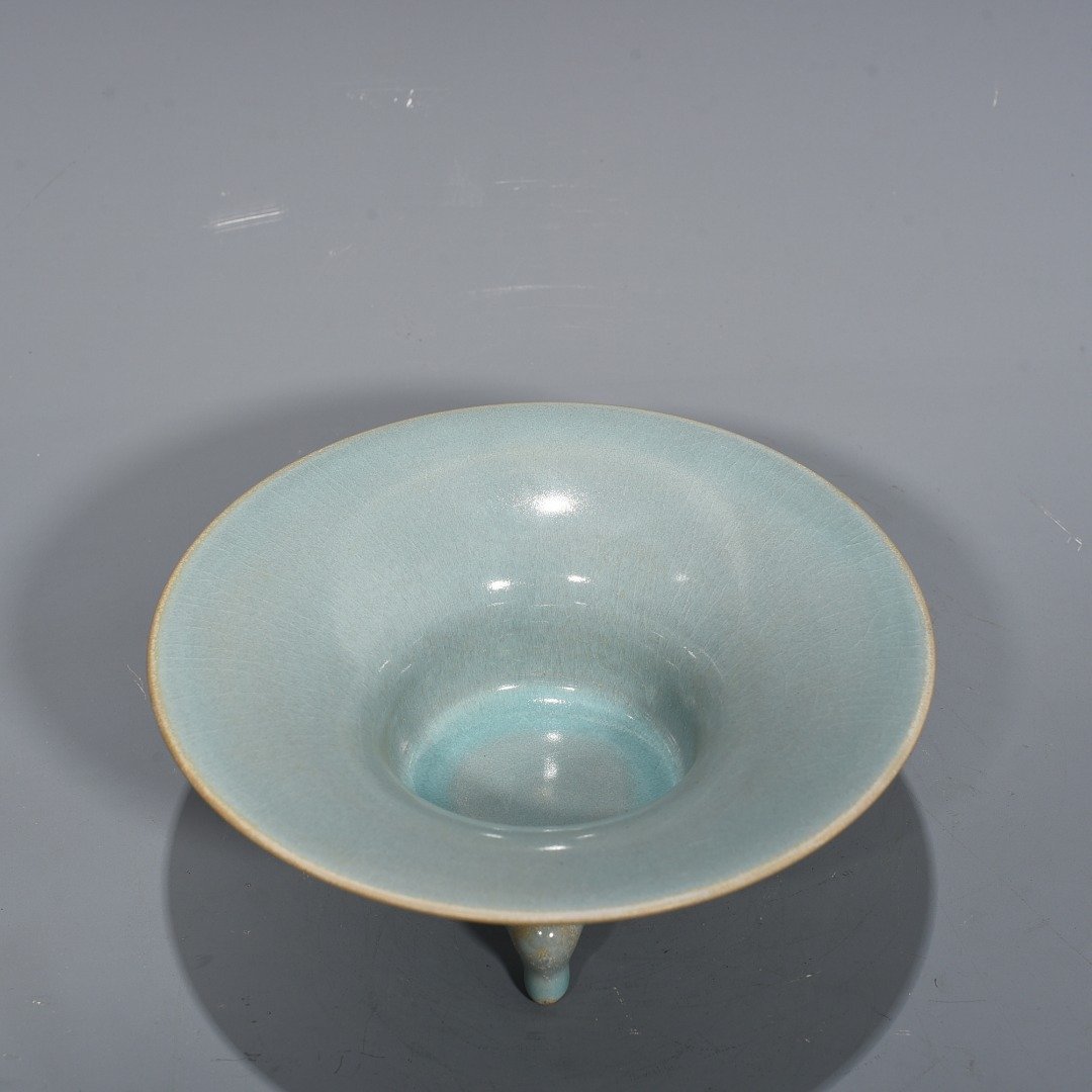 Song Dynasty Ru kiln Fenghua style three-legged furnace