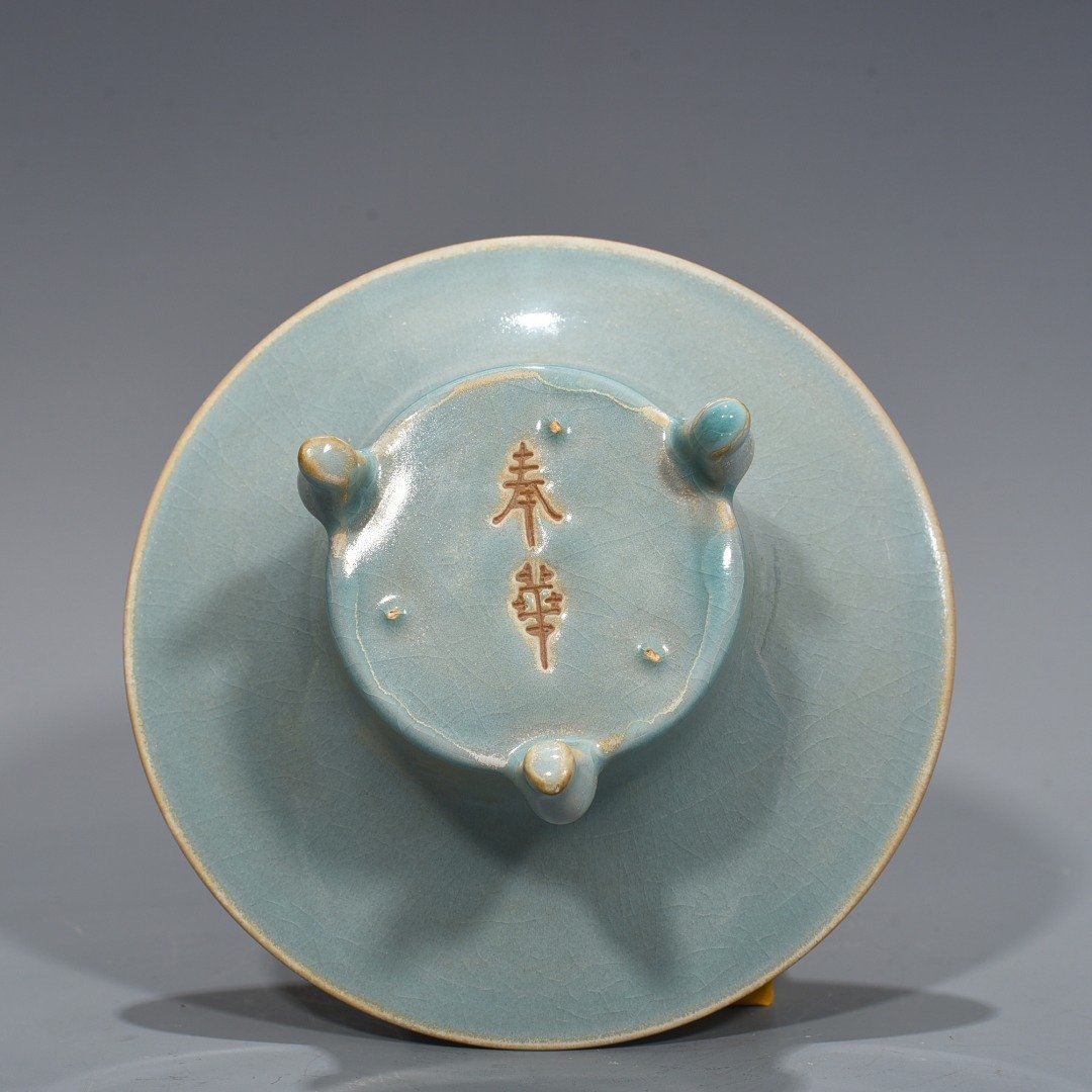 Song Dynasty Ru kiln Fenghua style three-legged furnace