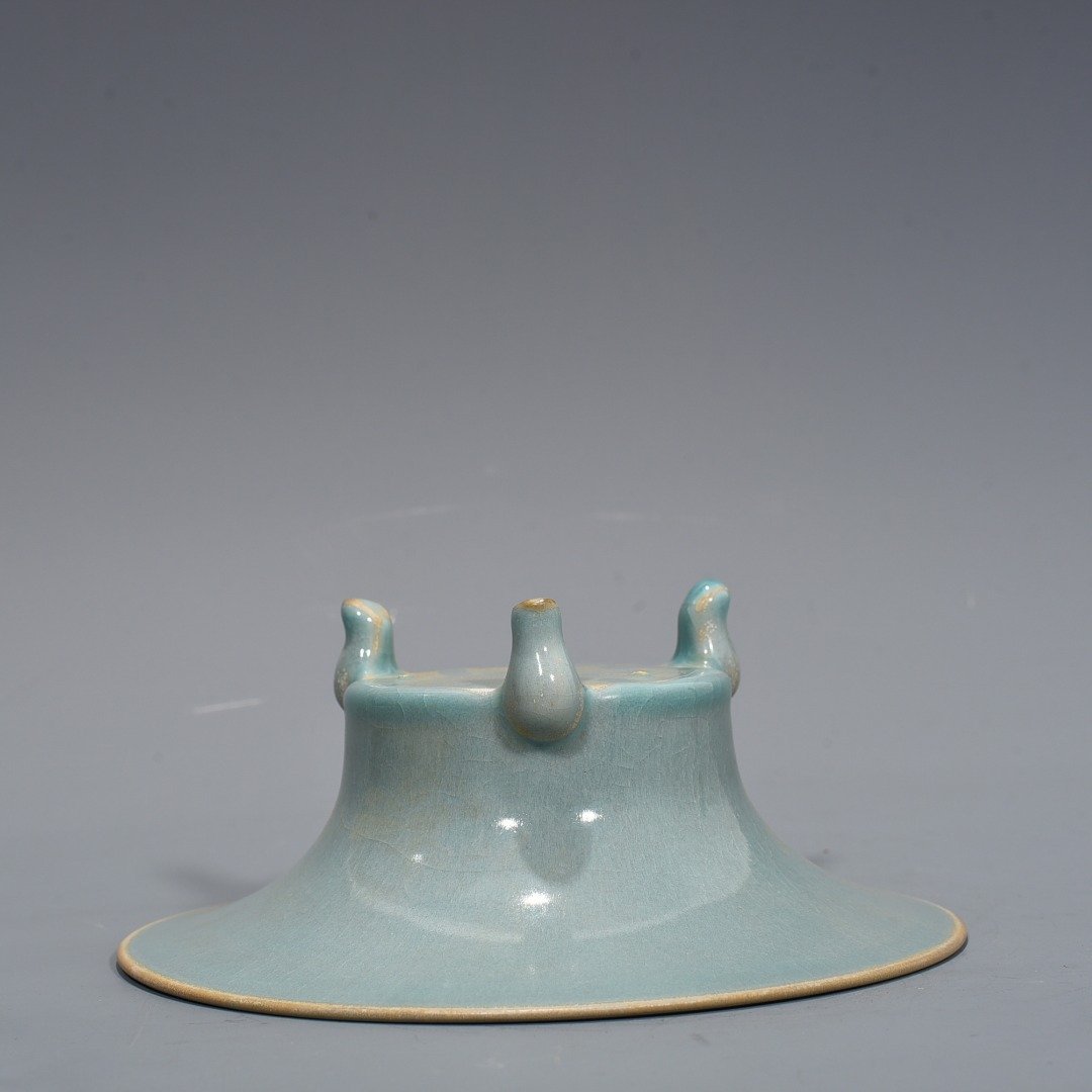 Song Dynasty Ru kiln Fenghua style three-legged furnace