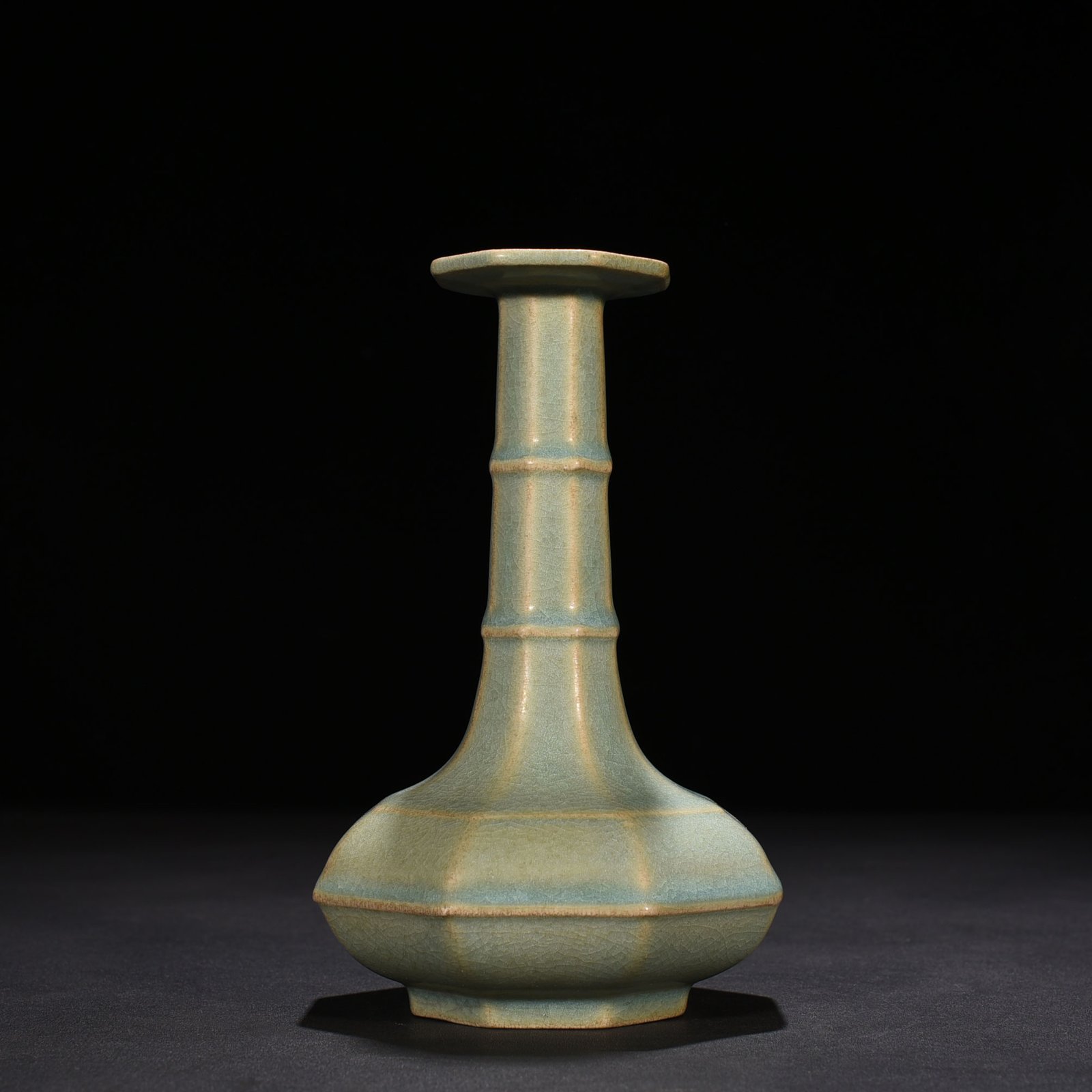 Song Dynasty Ru kiln Huizong style eight-sided plate mouth vase