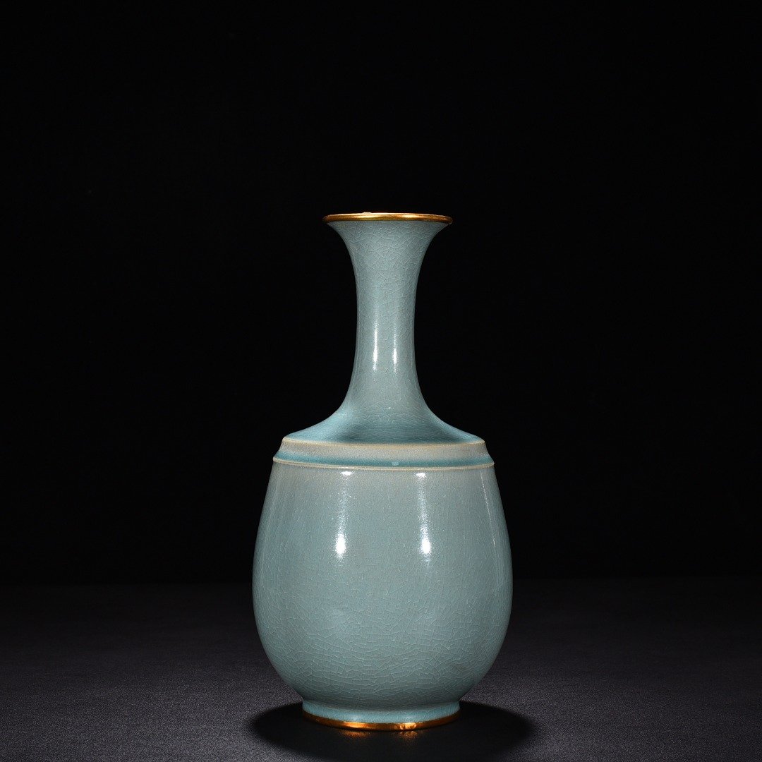 Song Dynasty Ru kiln emerald green glaze dazzling pattern bottle