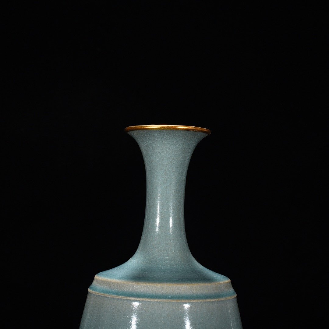 Song Dynasty Ru kiln emerald green glaze dazzling pattern bottle