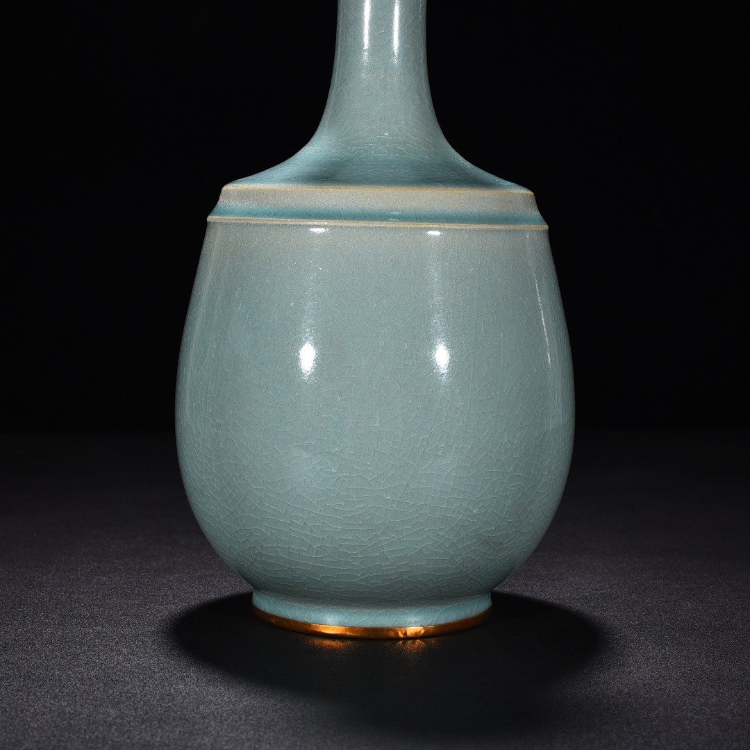 Song Dynasty Ru kiln emerald green glaze dazzling pattern bottle