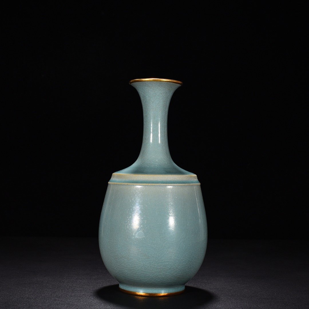 Song Dynasty Ru kiln emerald green glaze dazzling pattern bottle