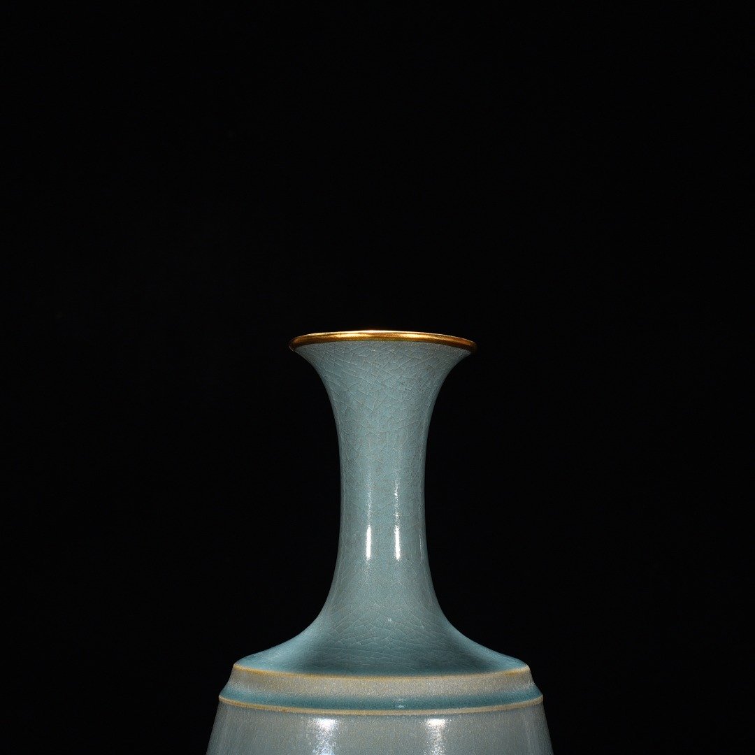 Song Dynasty Ru kiln emerald green glaze dazzling pattern bottle