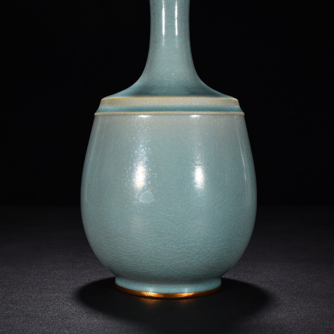 Song Dynasty Ru kiln emerald green glaze dazzling pattern bottle