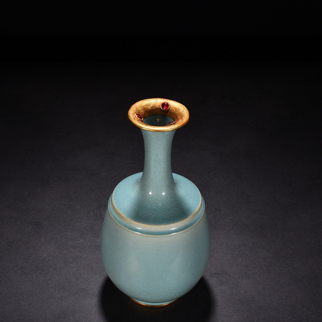 Song Dynasty Ru kiln emerald green glaze dazzling pattern bottle