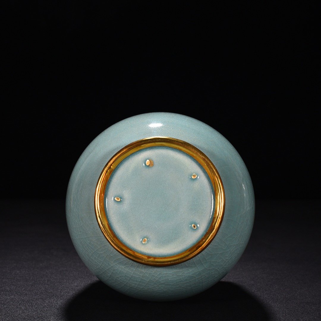 Song Dynasty Ru kiln emerald green glaze dazzling pattern bottle
