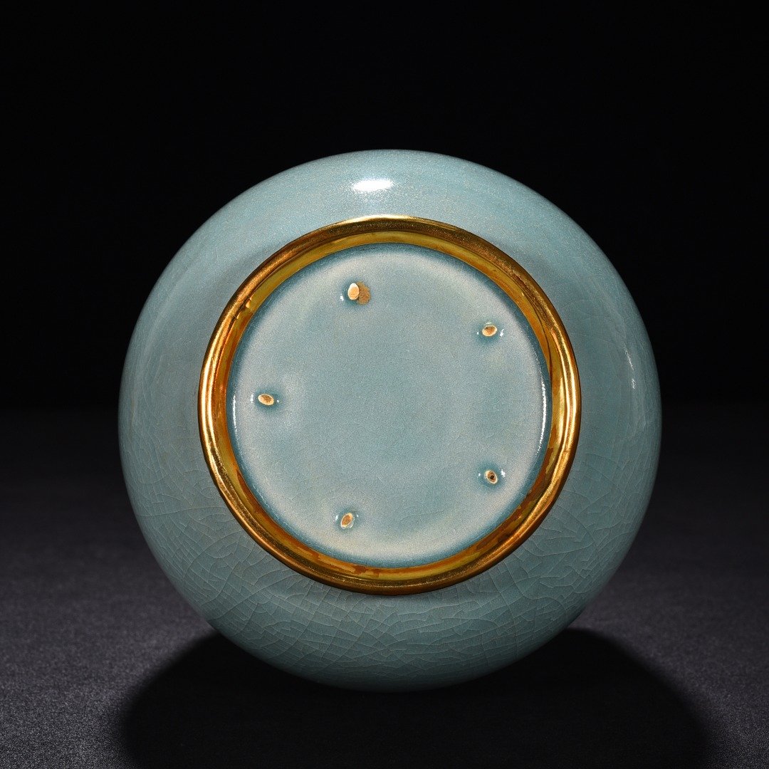 Song Dynasty Ru kiln emerald green glaze dazzling pattern bottle