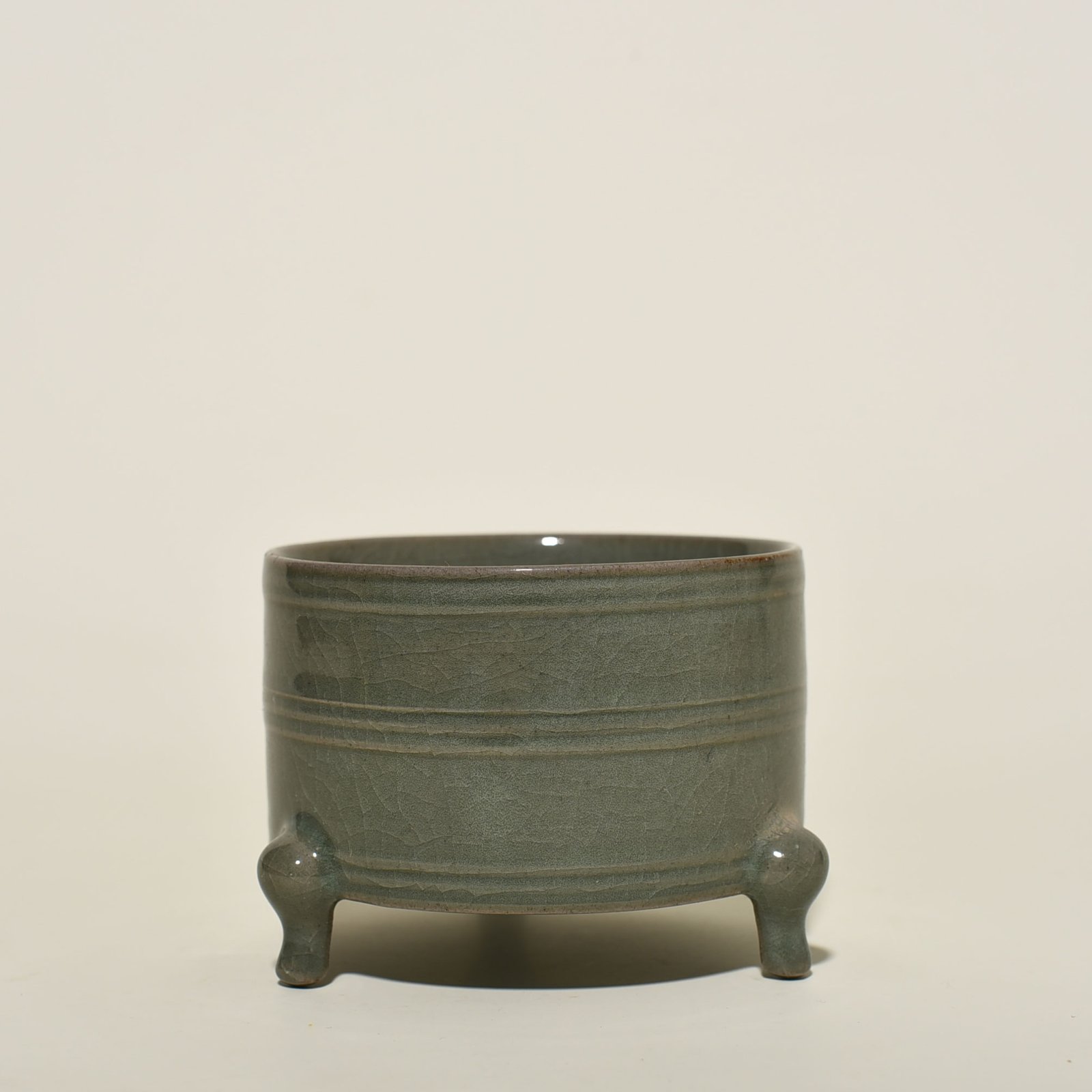 Song Dynasty Ru kiln green glaze tripod