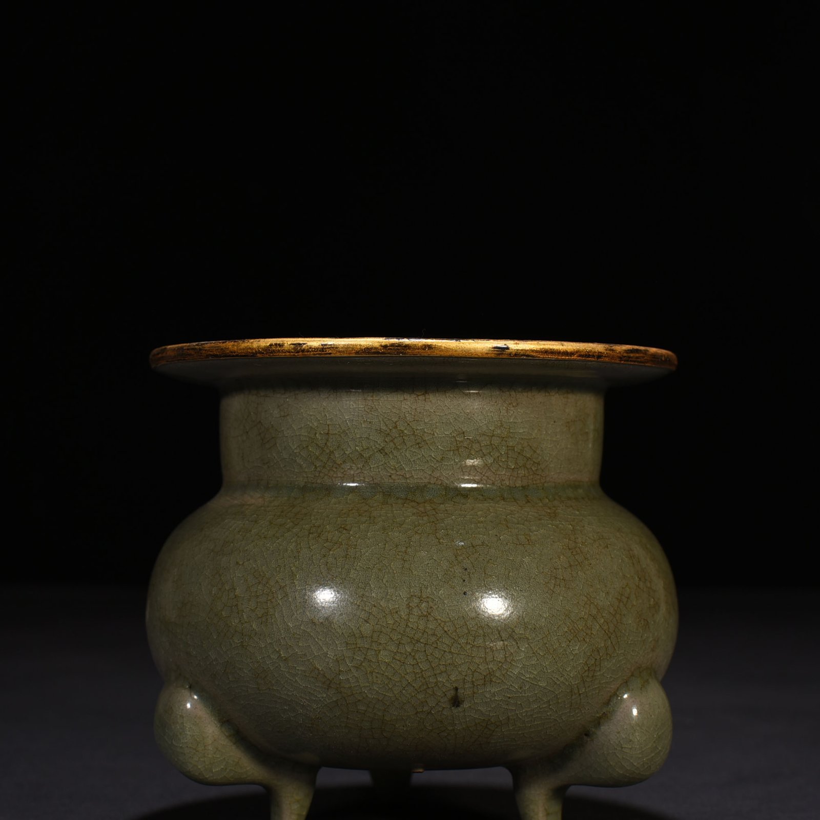 Song Dynasty Ru kiln green glazed three-legged furnace