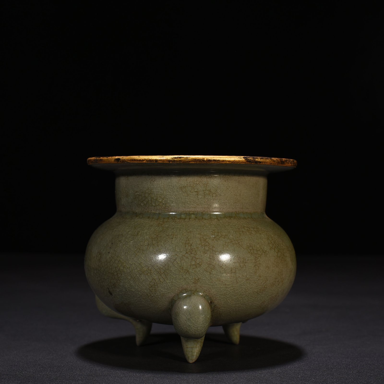 Song Dynasty Ru kiln green glazed three-legged furnace