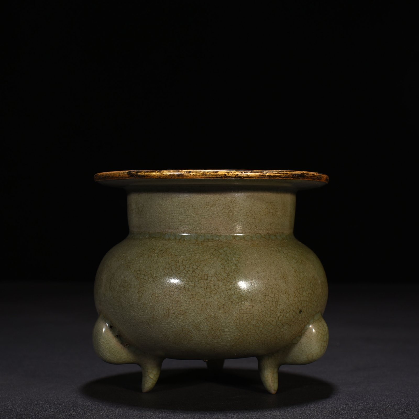 Song Dynasty Ru kiln green glazed three-legged furnace