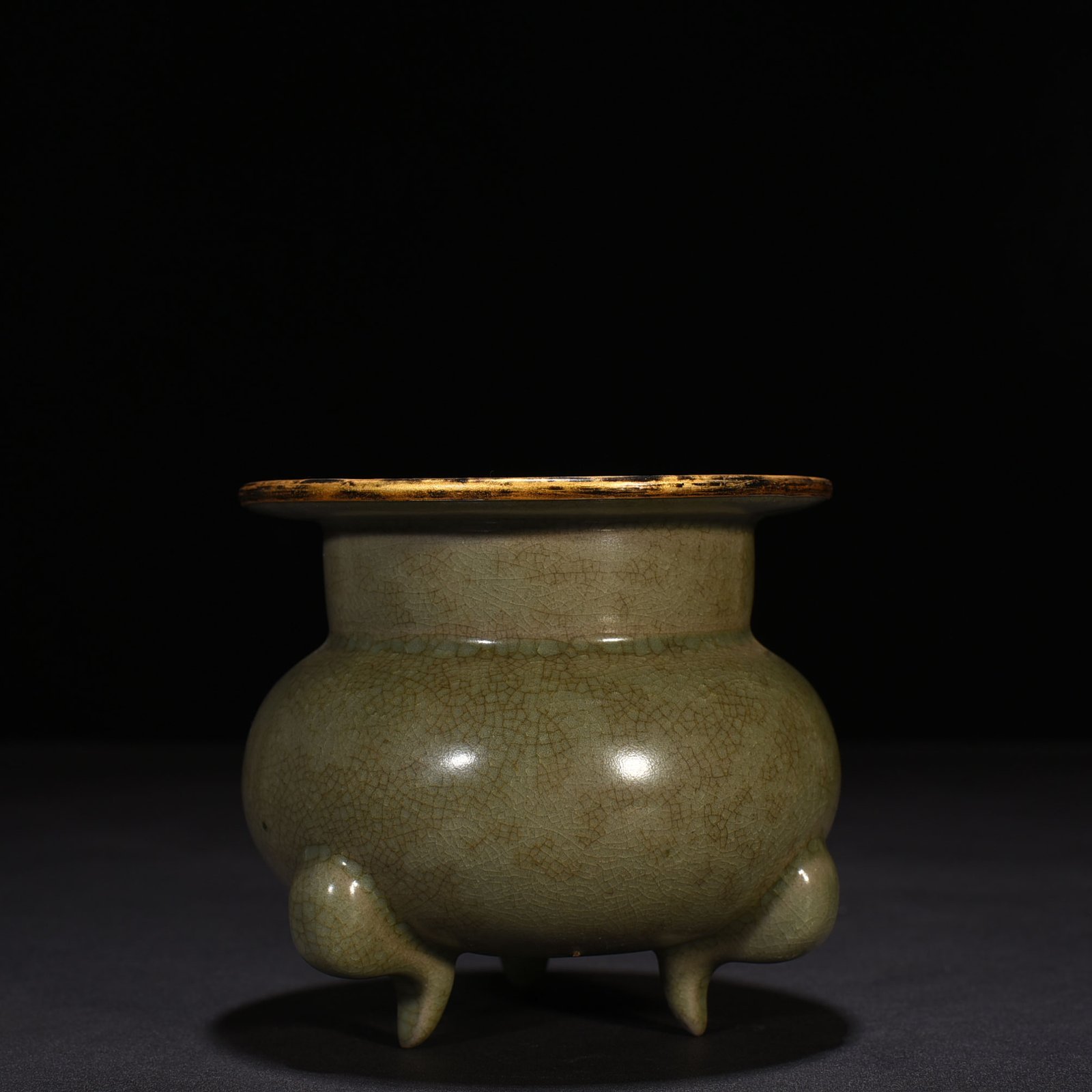 Song Dynasty Ru kiln green glazed three-legged furnace