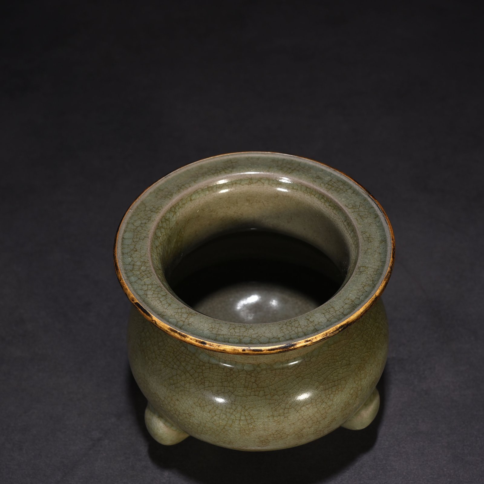 Song Dynasty Ru kiln green glazed three-legged furnace