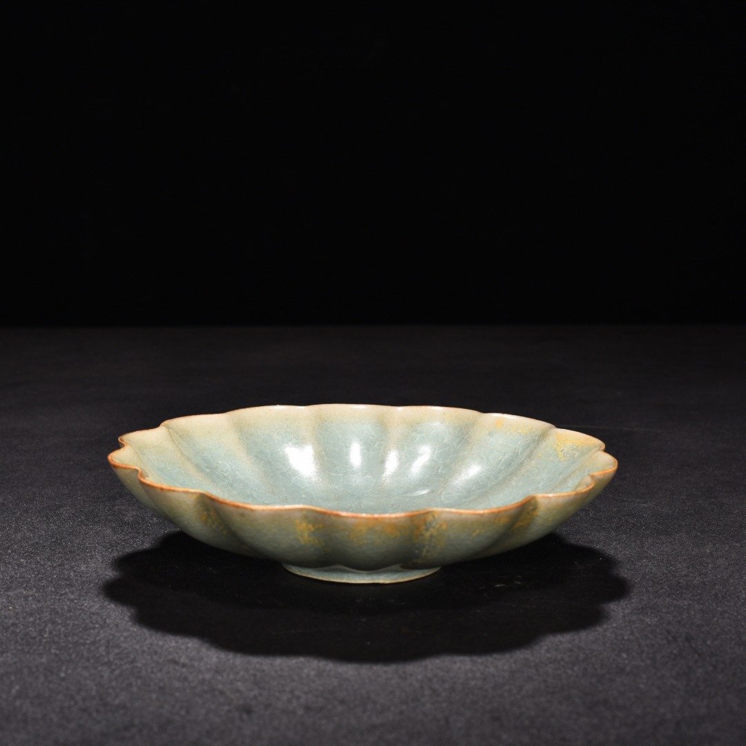 Song Dynasty Ru kiln shrimp celadon glaze chrysanthemum petal