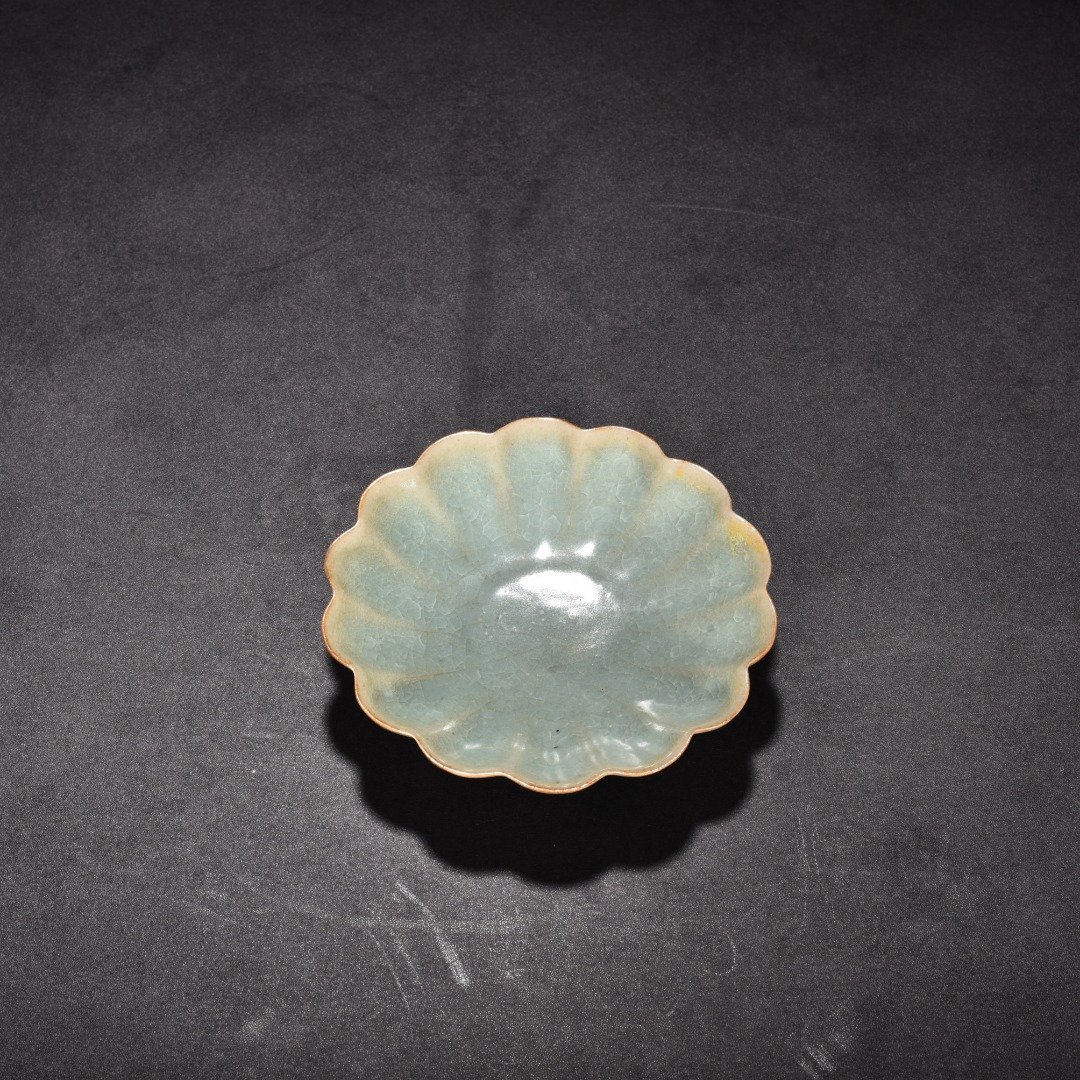Song Dynasty Ru kiln shrimp celadon glaze chrysanthemum petal