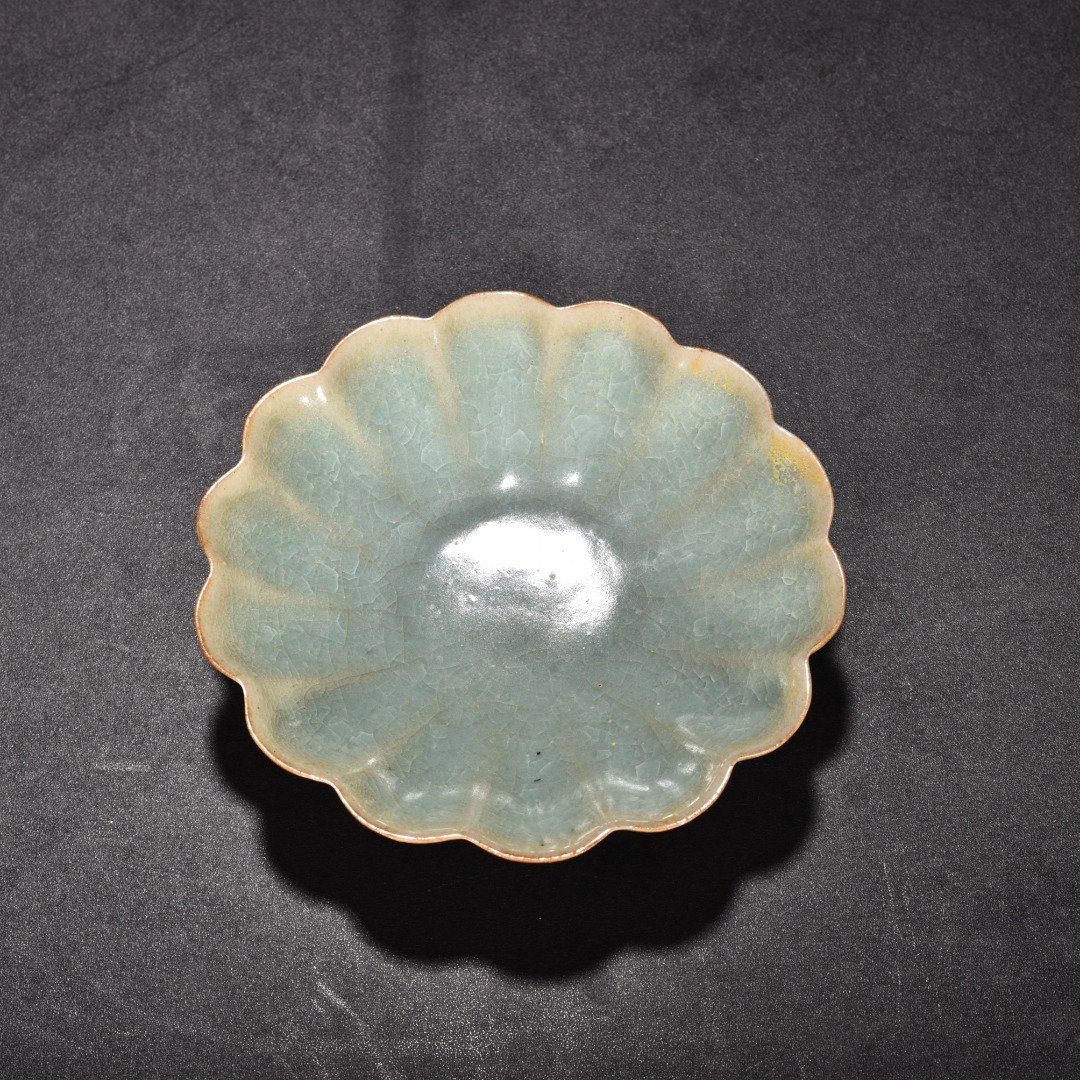 Song Dynasty Ru kiln shrimp celadon glaze chrysanthemum petal