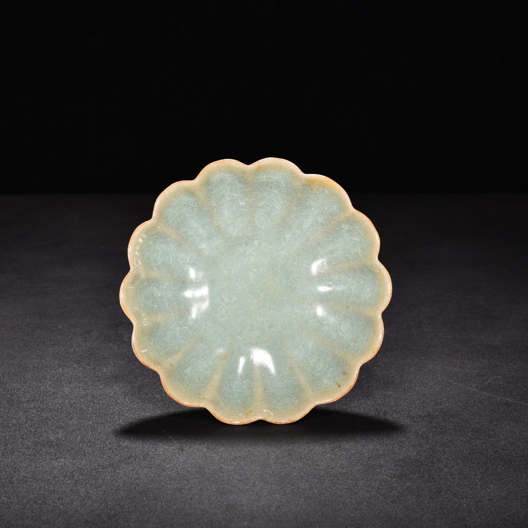 Song Dynasty Ru kiln shrimp celadon glaze chrysanthemum petal