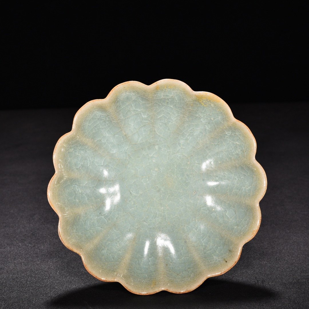 Song Dynasty Ru kiln shrimp celadon glaze chrysanthemum petal