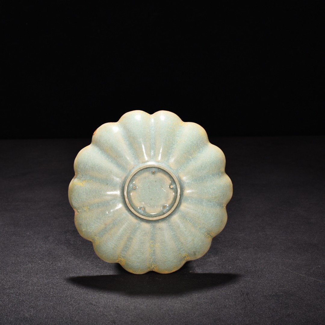 Song Dynasty Ru kiln shrimp celadon glaze chrysanthemum petal