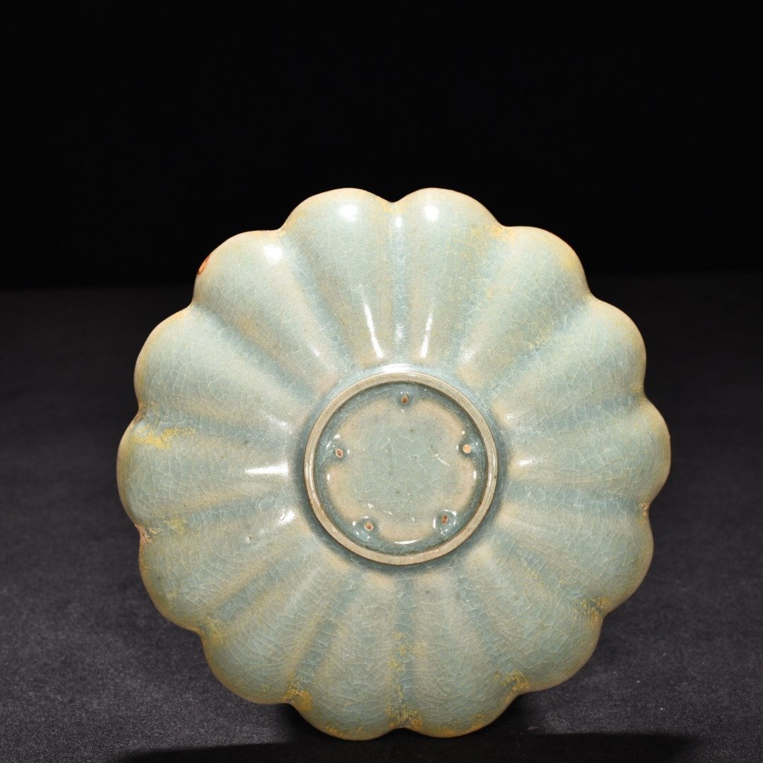 Song Dynasty Ru kiln shrimp celadon glaze chrysanthemum petal