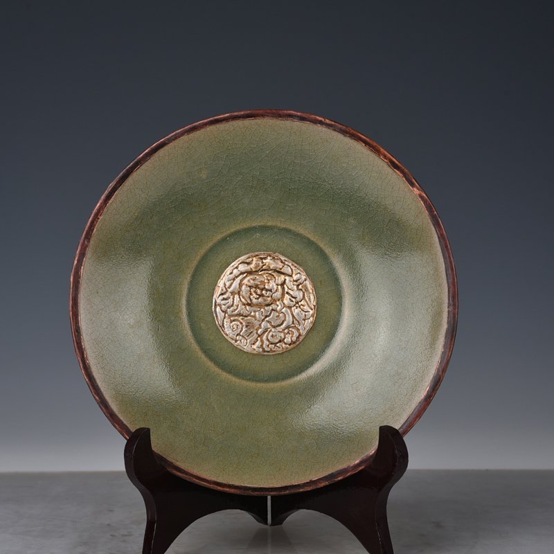 Song Dynasty Ru kiln bean green glaze plate covered with gold