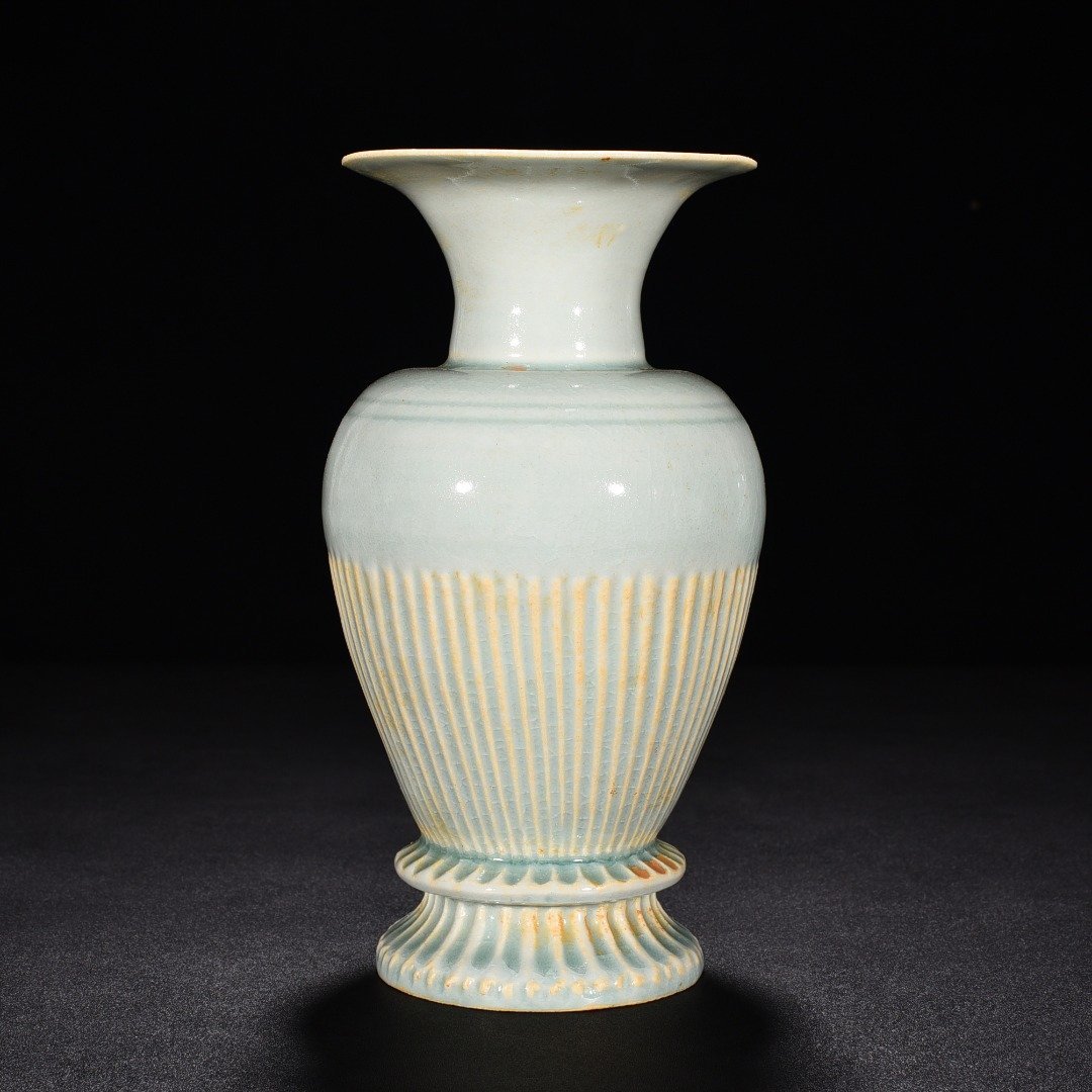 Song Dynasty Hutian kiln shadow green scratched edge line bottle