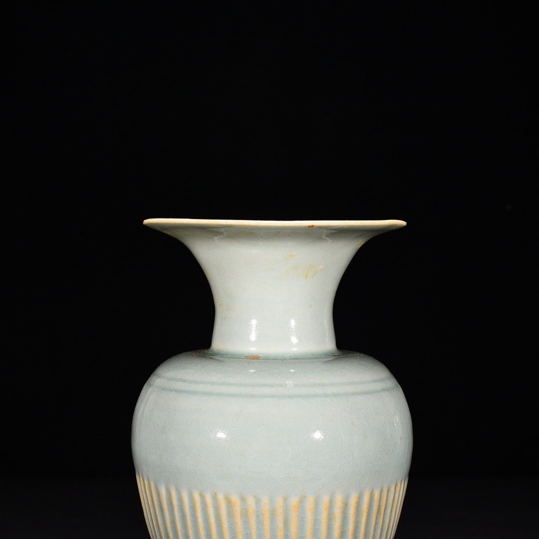 Song Dynasty Hutian kiln shadow green scratched edge line bottle