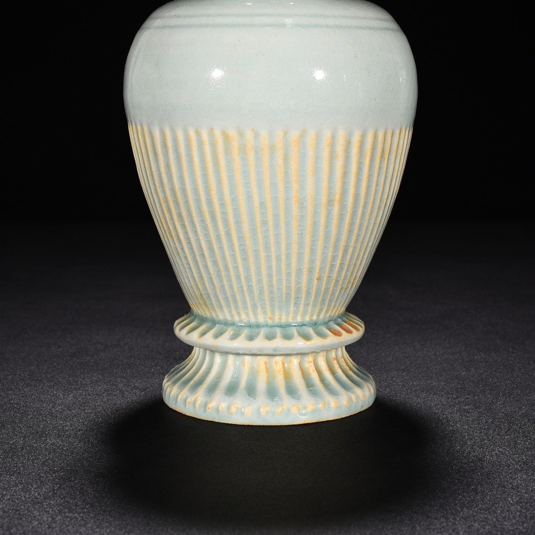 Song Dynasty Hutian kiln shadow green scratched edge line bottle