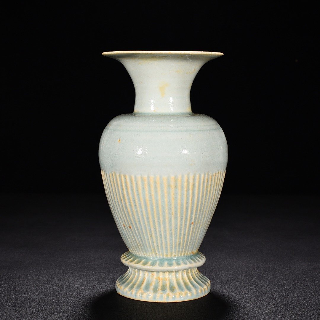 Song Dynasty Hutian kiln shadow green scratched edge line bottle