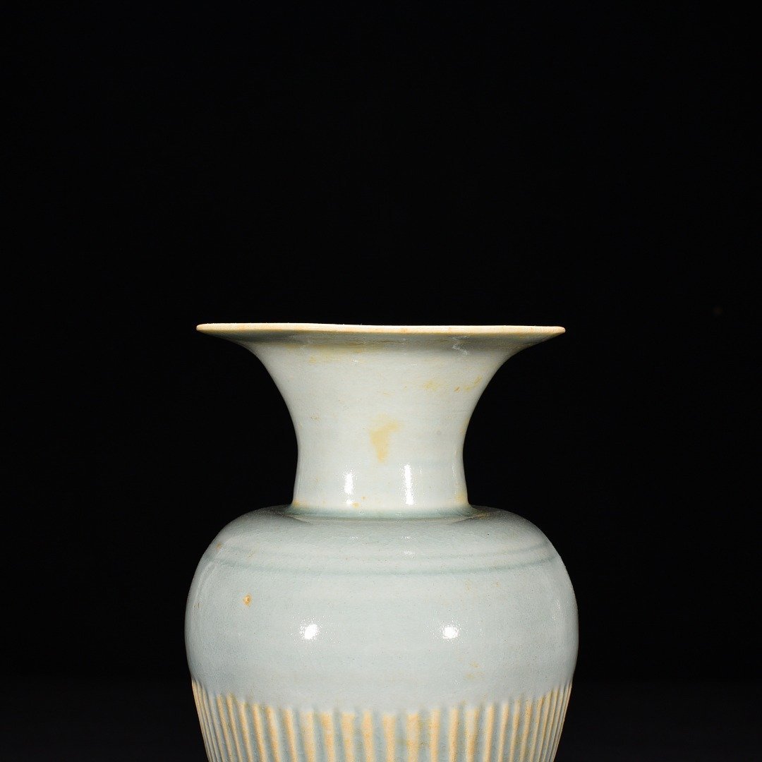 Song Dynasty Hutian kiln shadow green scratched edge line bottle