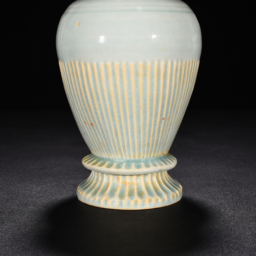 Song Dynasty Hutian kiln shadow green scratched edge line bottle