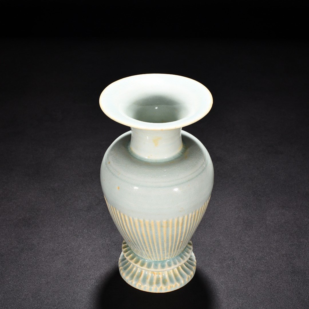 Song Dynasty Hutian kiln shadow green scratched edge line bottle