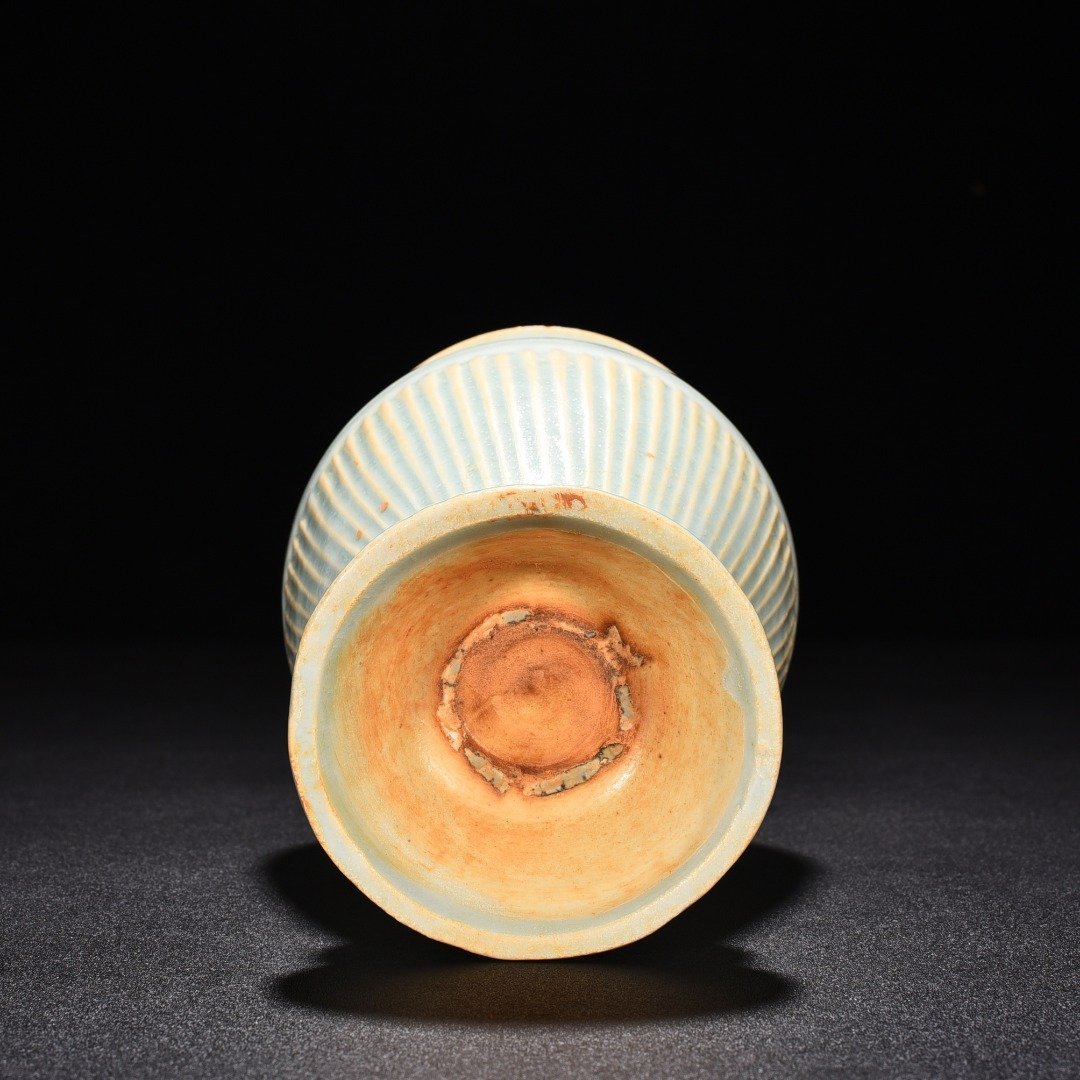 Song Dynasty Hutian kiln shadow green scratched edge line bottle