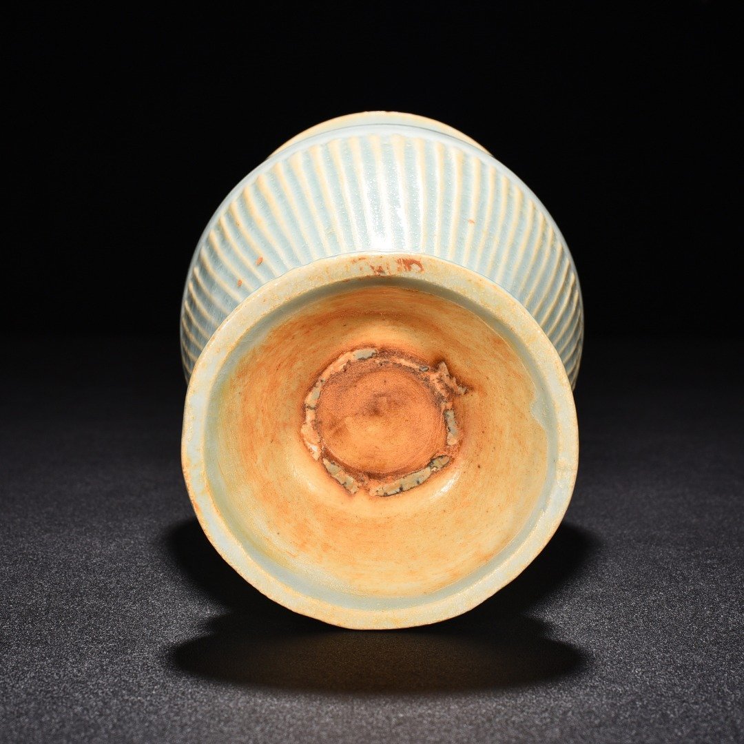 Song Dynasty Hutian kiln shadow green scratched edge line bottle