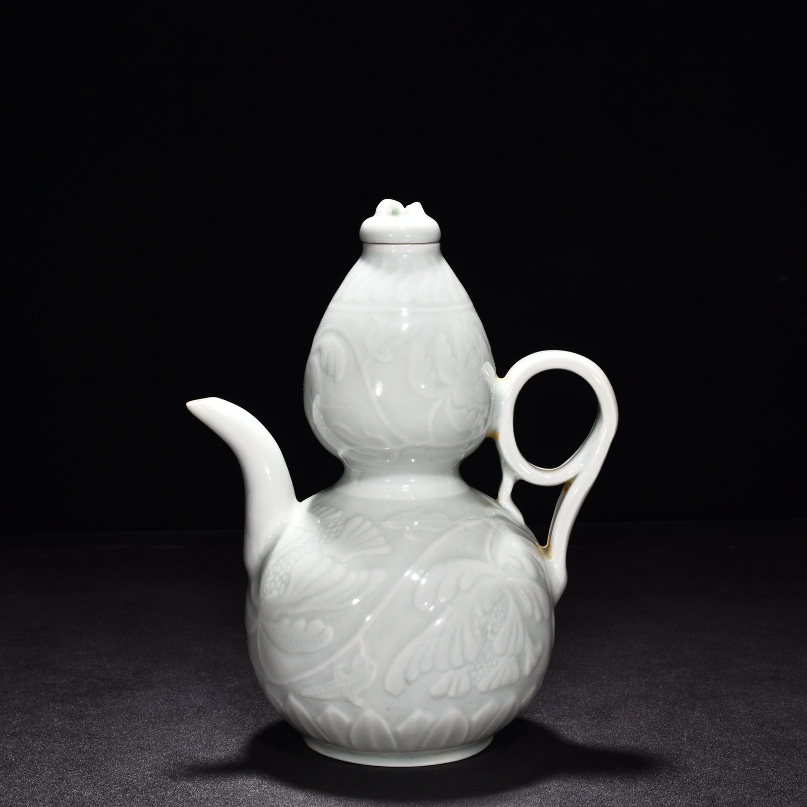 Song Dynasty Hutian kiln shadow-green gourd pot with peony flower pattern