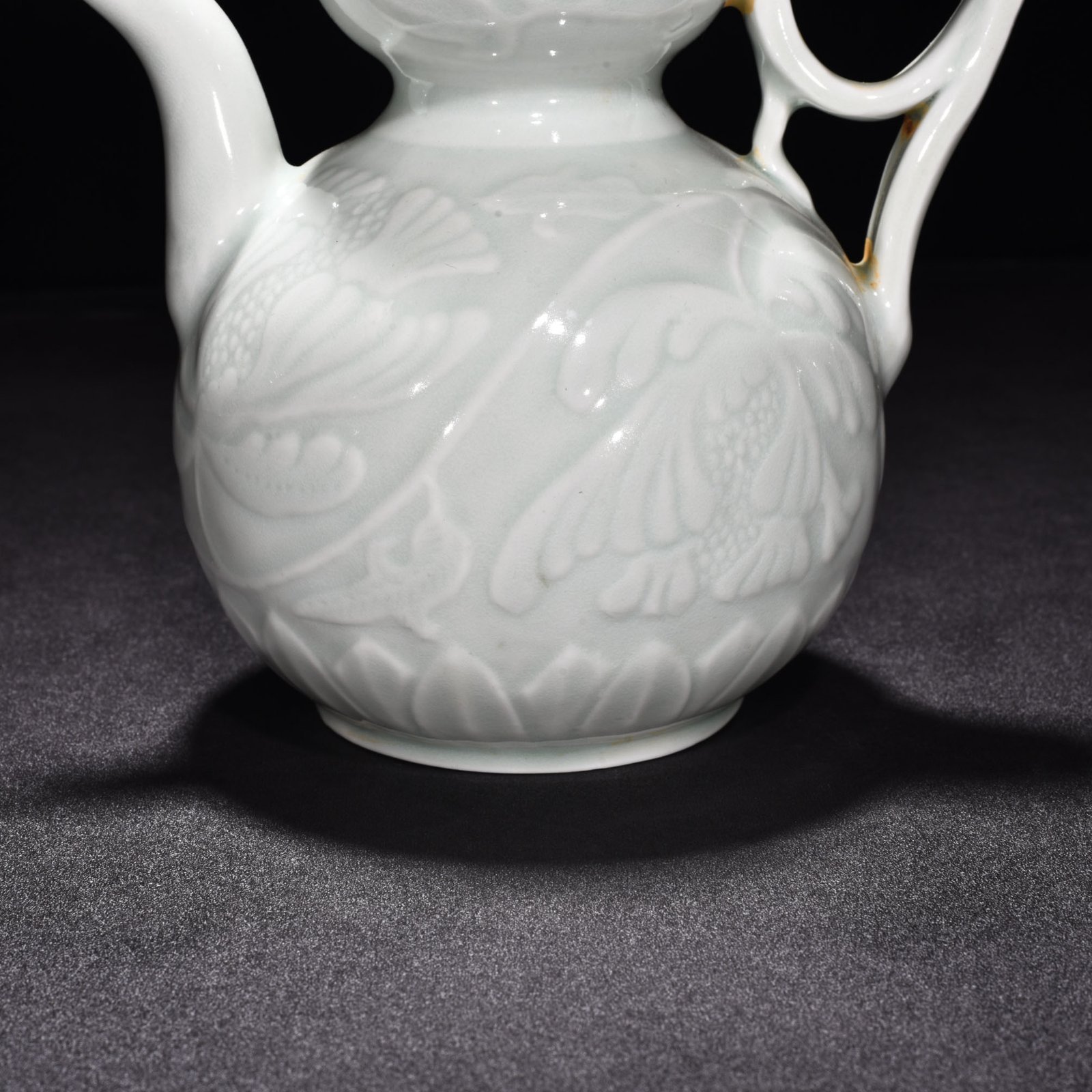 Song Dynasty Hutian kiln shadow-green gourd pot with peony flower pattern