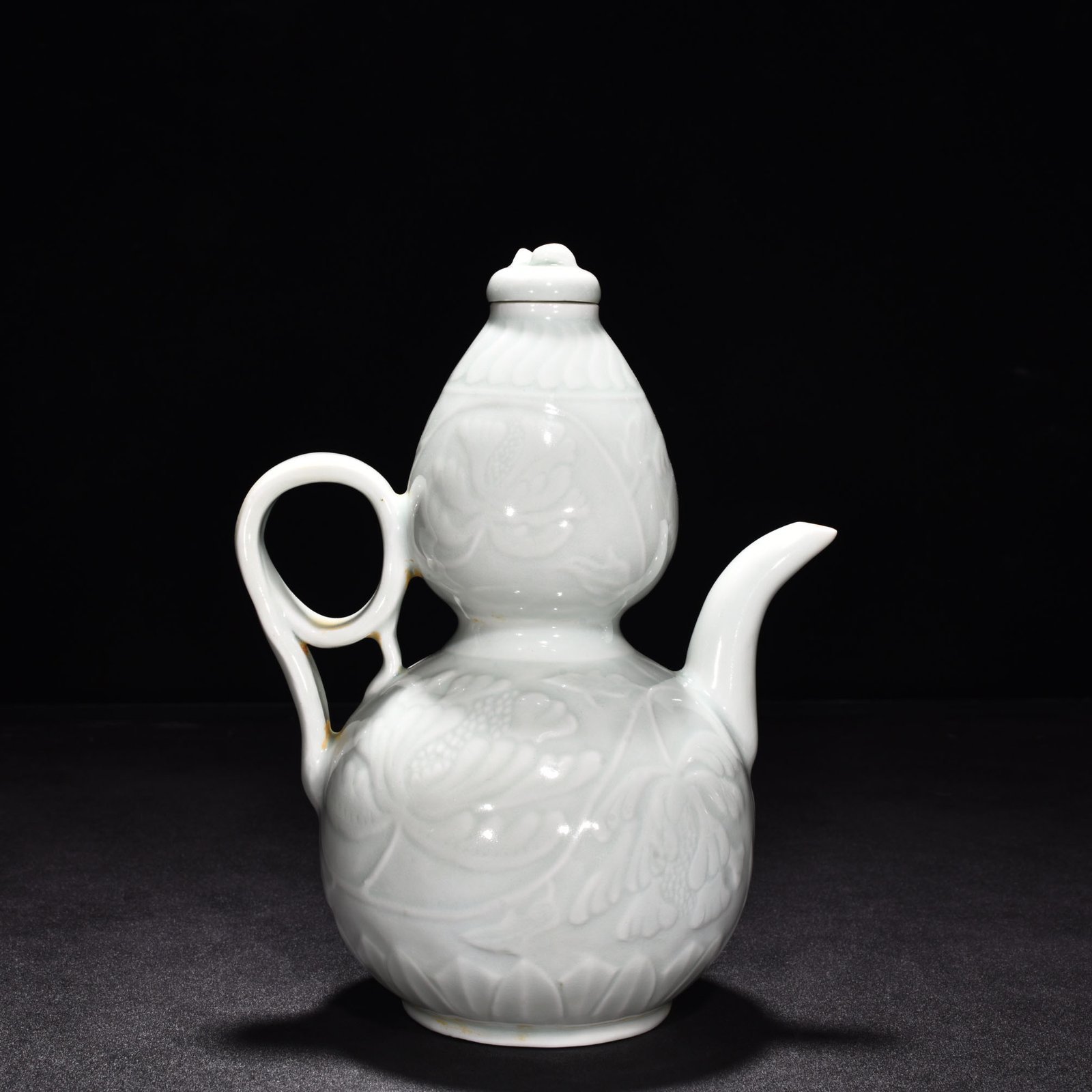 Song Dynasty Hutian kiln shadow-green gourd pot with peony flower pattern