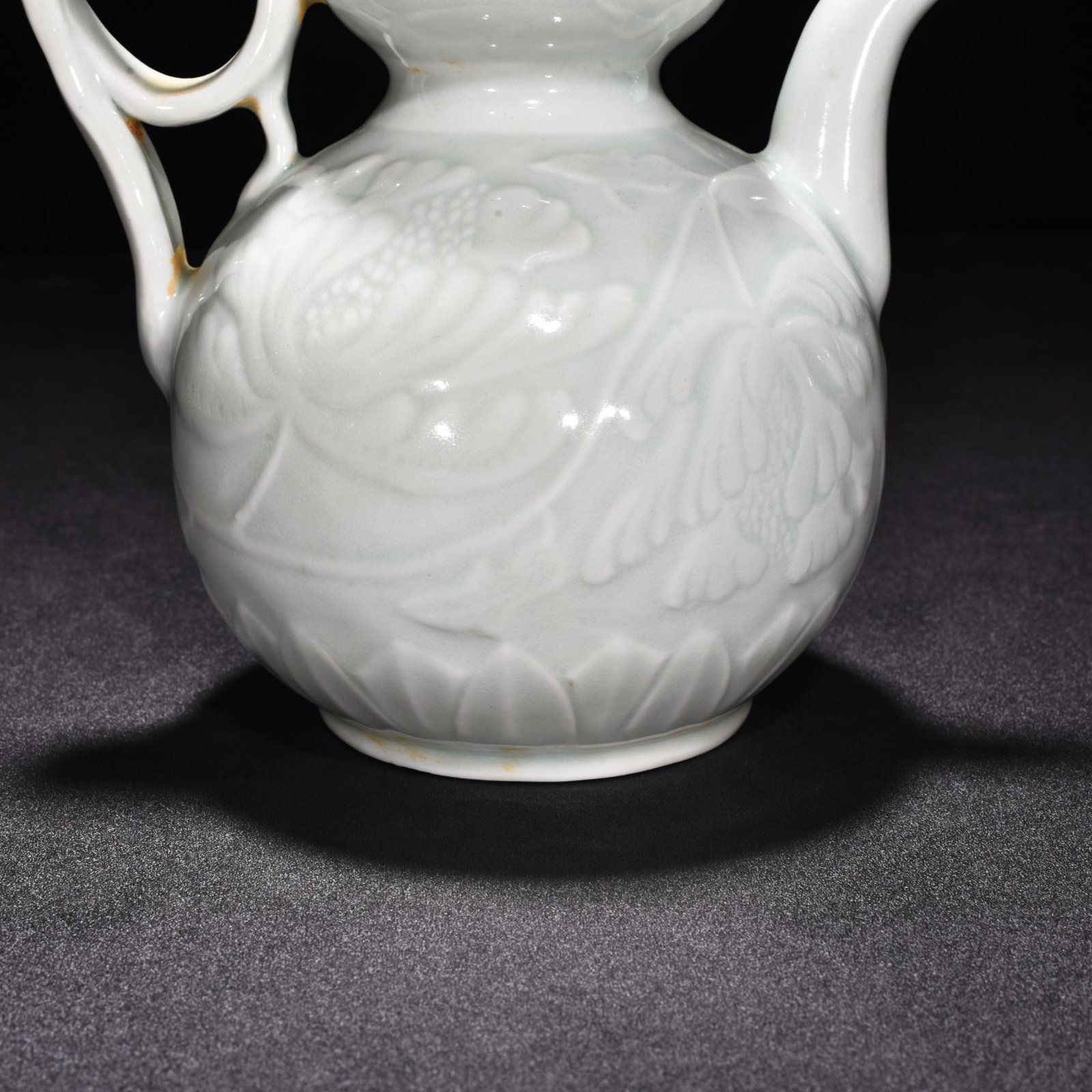 Song Dynasty Hutian kiln shadow-green gourd pot with peony flower pattern