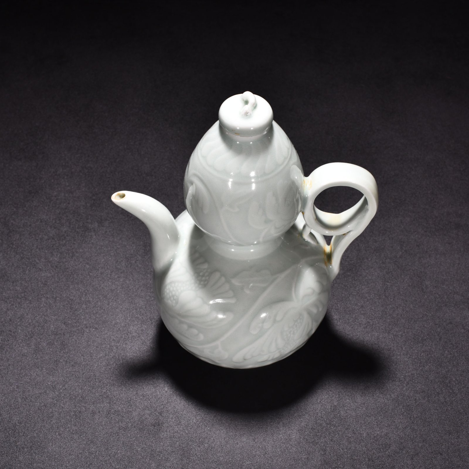 Song Dynasty Hutian kiln shadow-green gourd pot with peony flower pattern