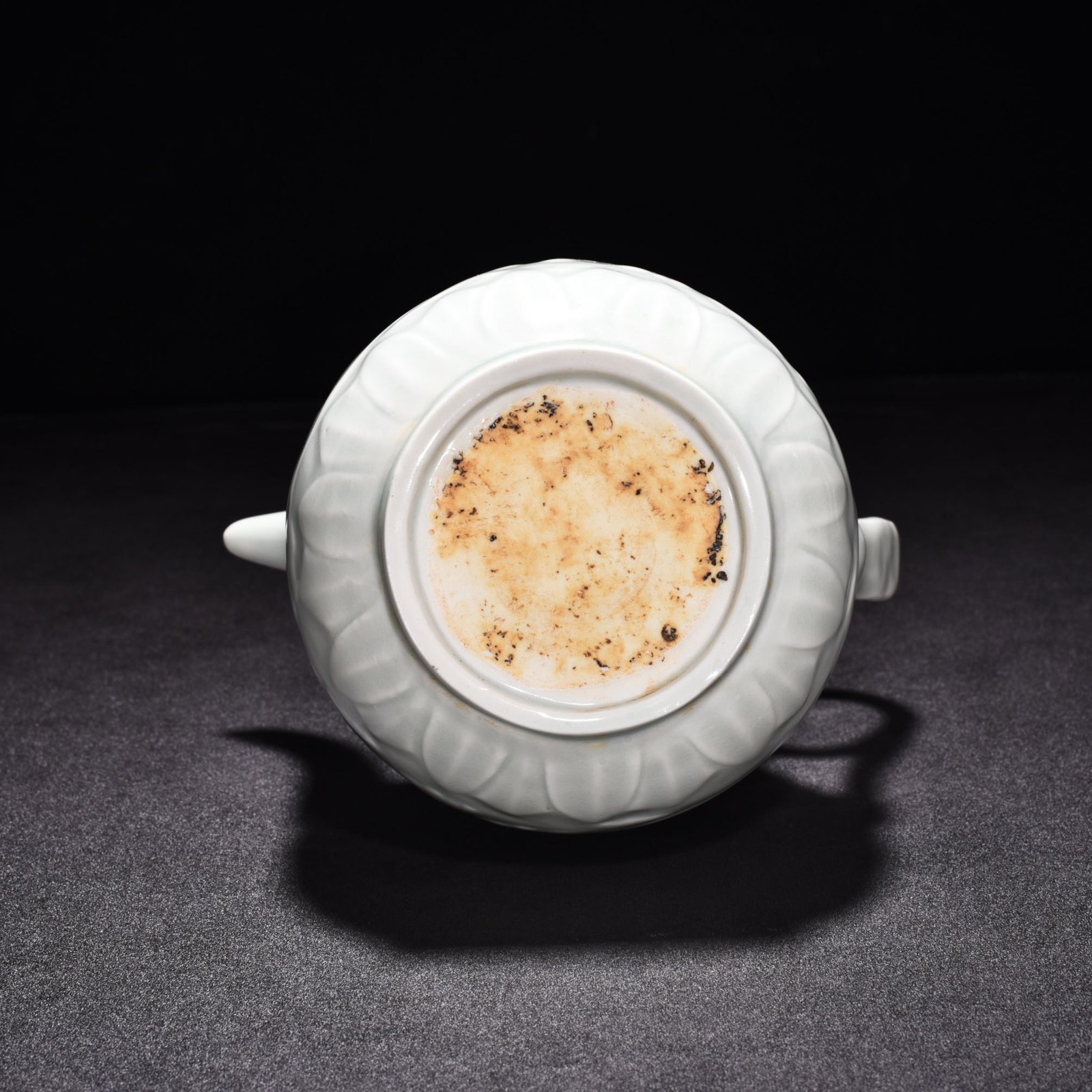 Song Dynasty Hutian kiln shadow-green gourd pot with peony flower pattern