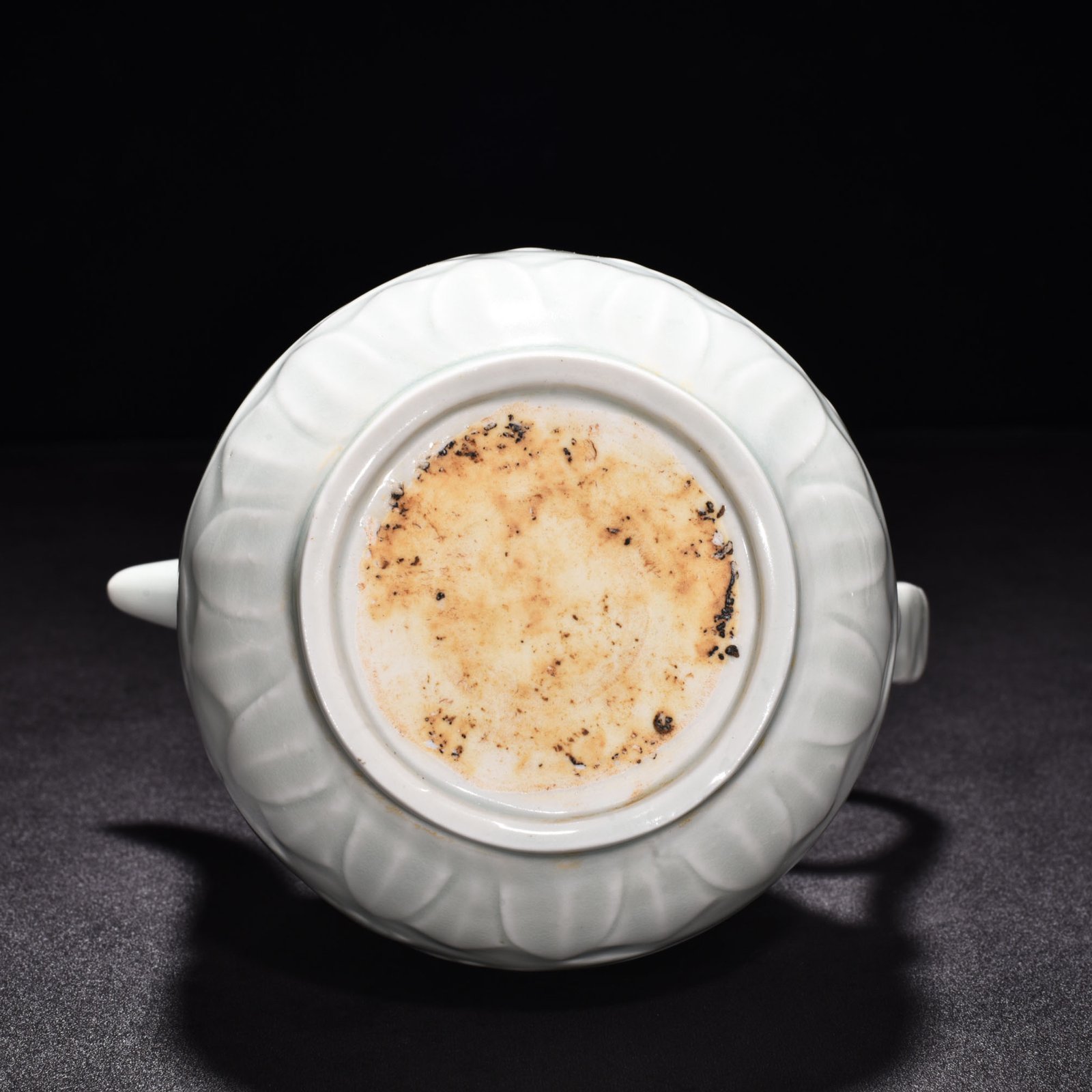 Song Dynasty Hutian kiln shadow-green gourd pot with peony flower pattern