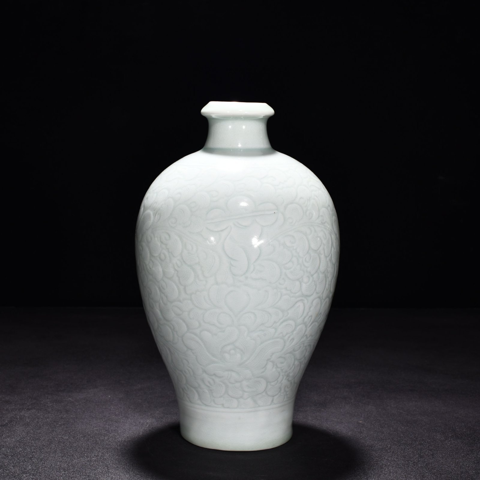 Song Dynasty Hutian Kiln Shadow Blue and White Porcelain Plum Vase