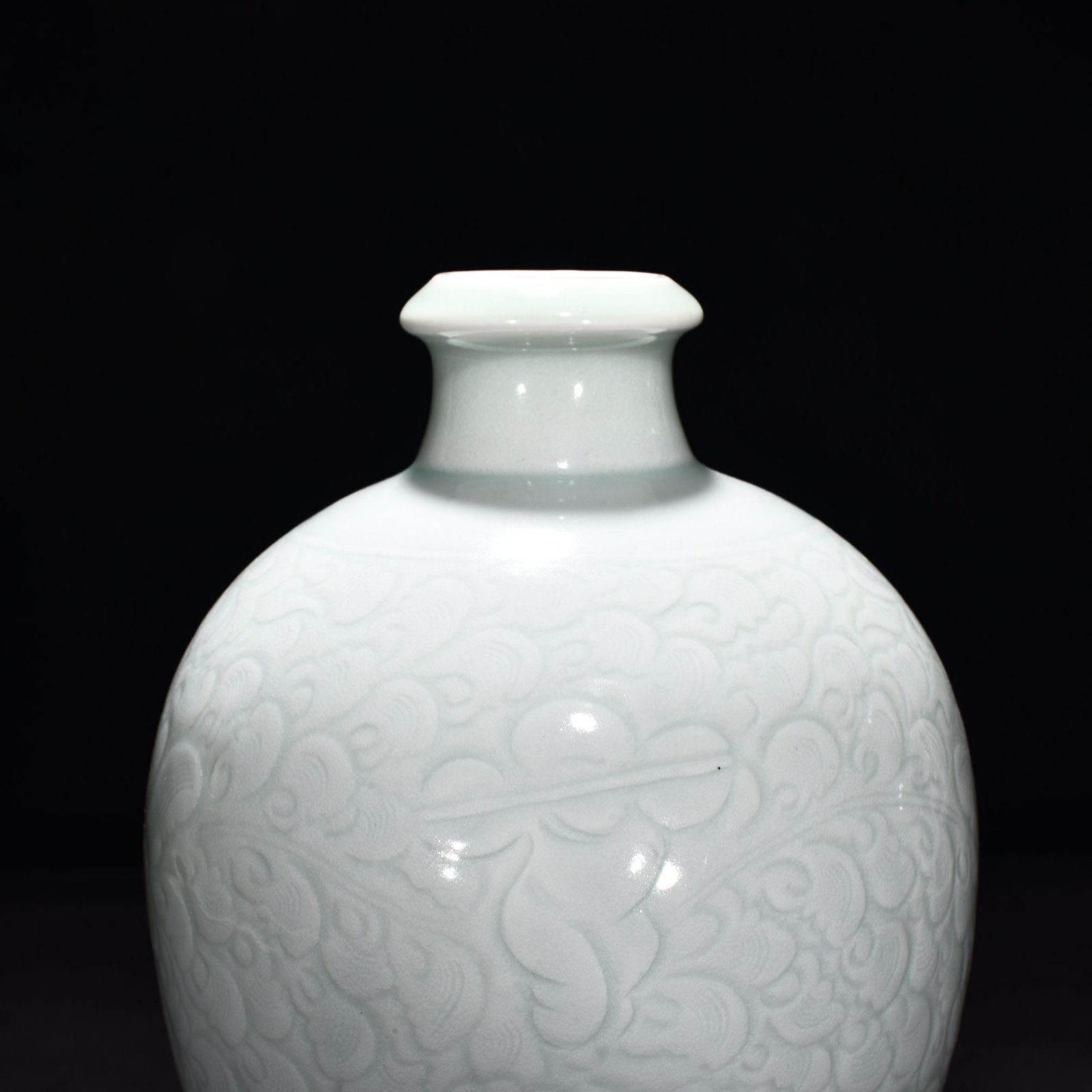 Song Dynasty Hutian Kiln Shadow Blue and White Porcelain Plum Vase