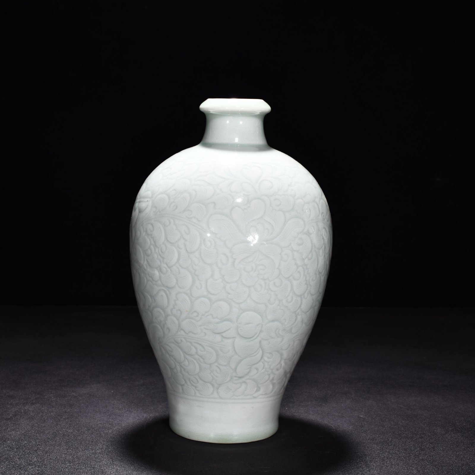 Song Dynasty Hutian Kiln Shadow Blue and White Porcelain Plum Vase