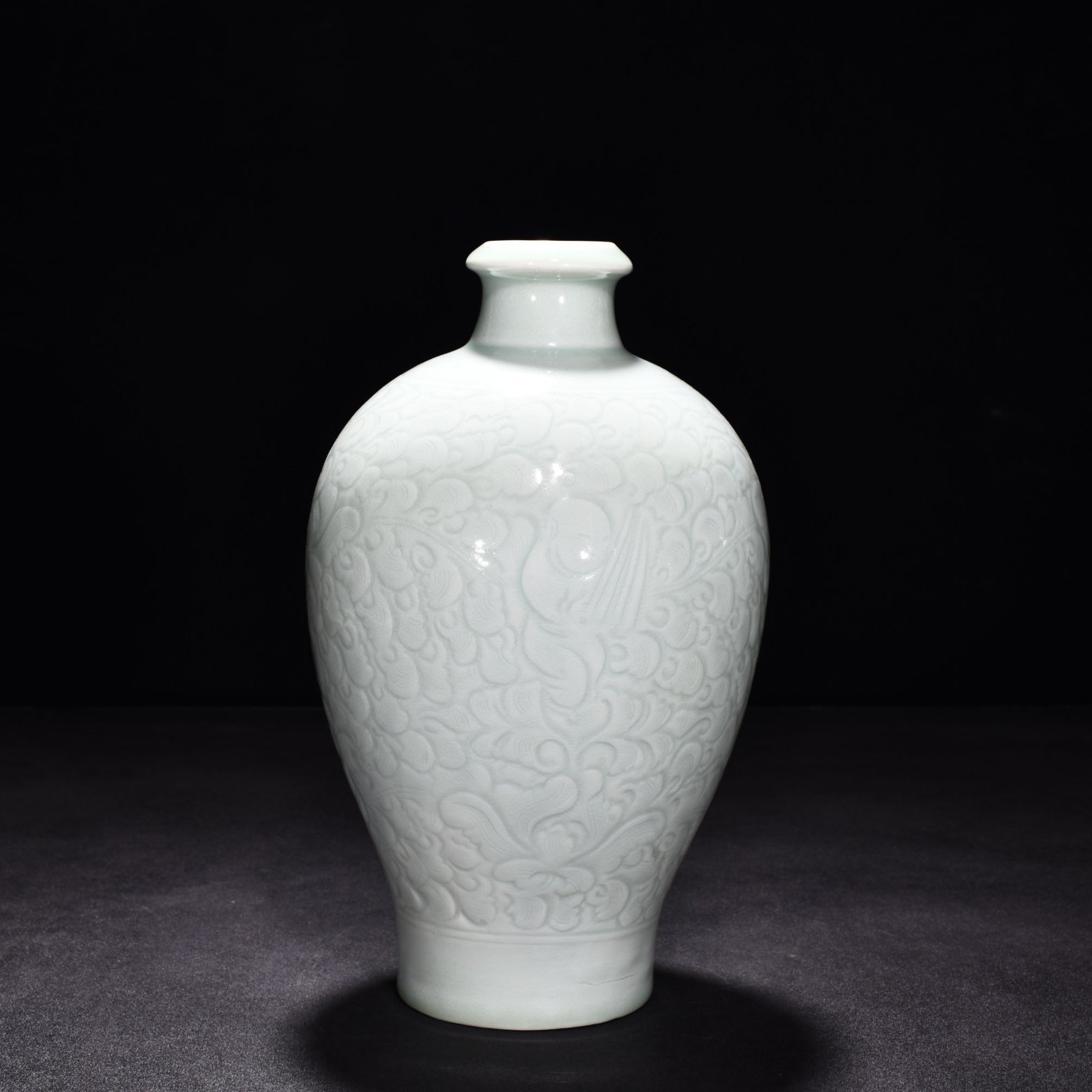 Song Dynasty Hutian Kiln Shadow Blue and White Porcelain Plum Vase
